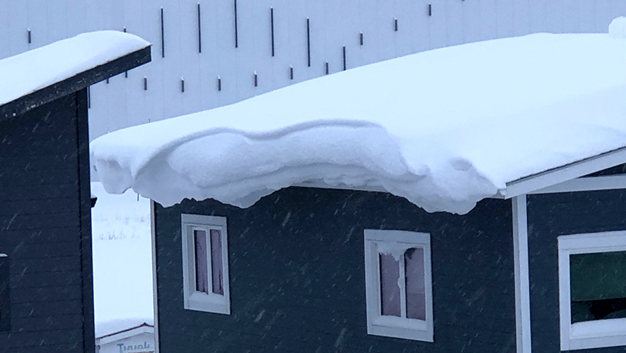 Une dangereuse corniche de toit à Whistle Bend. &mdash; Photo : Stéphan Poirier