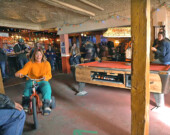 Le bar de l’hôtel Westminster est traditionellement l’hôte d’un des concours les plus loufoques du Yukon. Lors du festival du printemps, le Thaw Di Gras, on peut assister et même participer à des courses de… tricycle!  &mdash; Photo : Ville de Dawson - Archives A.B 