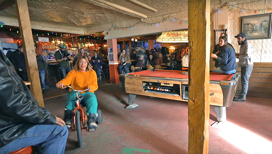 Le bar de l’hôtel Westminster est traditionellement l’hôte d’un des concours les plus loufoques du Yukon. Lors du festival du printemps, le Thaw Di Gras, on peut assister et même participer à des courses de… tricycle!  &mdash; Photo : Ville de Dawson - Archives A.B 
