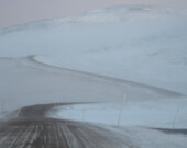 La route Dempster qui se perd dans les flous embrumés.  &mdash; Photo: Yves Lafond