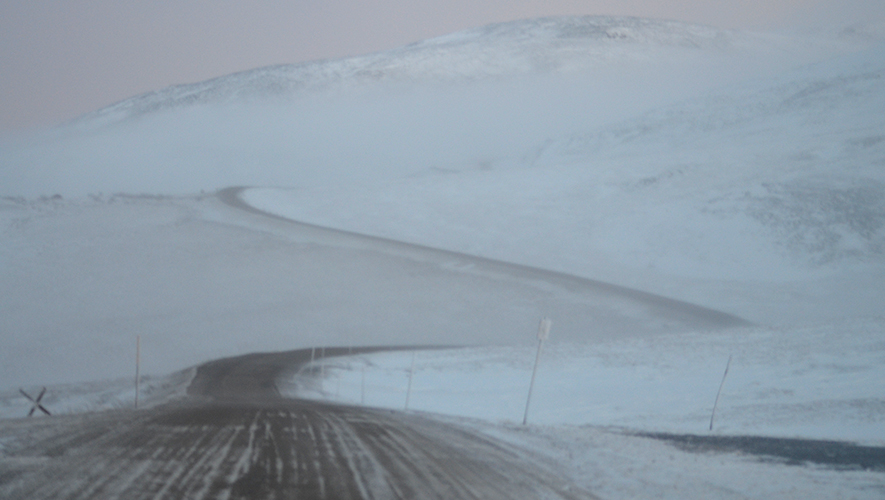 La route Dempster qui se perd dans les flous embrumés.  &mdash; Photo: Yves Lafond