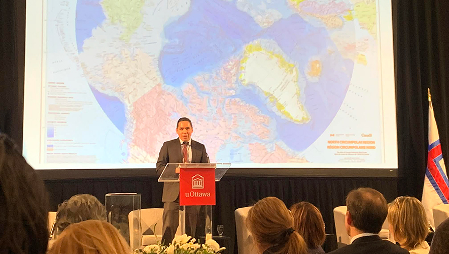 Nathan Obed, président de l’Inuit Tapiriit Kanatami, lors de son allocution au symposium. &mdash; Photo : Laurie Trottier