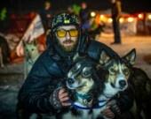 Benjamin Boucher Simard participera à sa première course avec son équipe actuelle. Le but est de prendre du plaisir pour que tout le monde, chiens et humains, soit content de prendre le départ de la Percy DeWolfe le mois prochain. &mdash; Photo : Whitney McLaren Photography