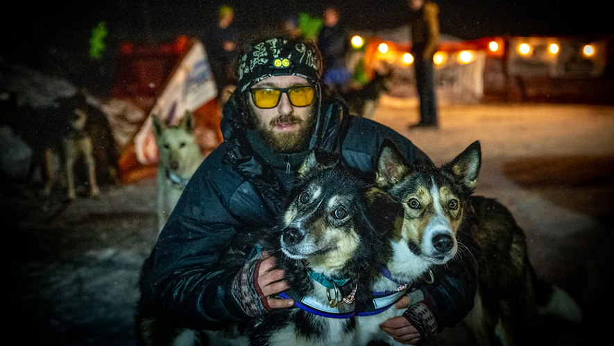 Benjamin Boucher Simard participera à sa première course avec son équipe actuelle. Le but est de prendre du plaisir pour que tout le monde, chiens et humains, soit content de prendre le départ de la Percy DeWolfe le mois prochain. &mdash; Photo : Whitney McLaren Photography