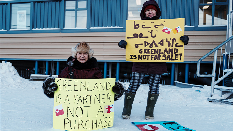 Une manifestation en soutien au peuple groenlandais a eu lieu le 17 janvier 2026 à Iqaluit, capitale du Nunavut.  &mdash; Photo : Courtoisie Brice Ivanovic
