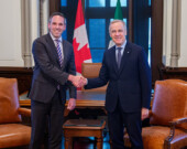 Le premier ministre Dixon rencontre le premier ministre Carney le 28 janvier 2026 à Ottawa, en Ontario. &mdash; Photo : Lars Hagberg 