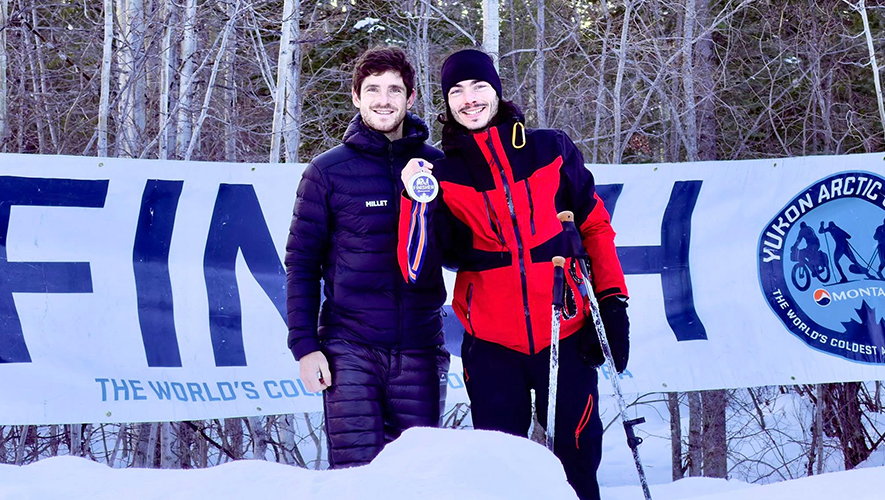 Paul Clément est venu accueillir Maxime Bachelot sur sa ligne d’arrivée, geste démontrant l’esprit de solidarité que développe cette course, cette aventure. &mdash; Photo : Callum Jolliffe