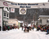 La Percy DeWolfe Memorial Mail Race a été créée en 1977 pour commémorer Percy DeWolfe, ce facteur polaire du Grand Nord du Canada et de l’Alaska. La course commence dans les rues de Dawson. &mdash; Photo : Amagee Photography