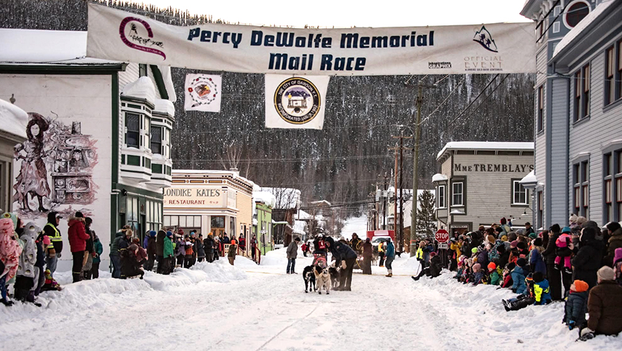 La Percy DeWolfe Memorial Mail Race a été créée en 1977 pour commémorer Percy DeWolfe, ce facteur polaire du Grand Nord du Canada et de l’Alaska. La course commence dans les rues de Dawson. &mdash; Photo : Amagee Photography