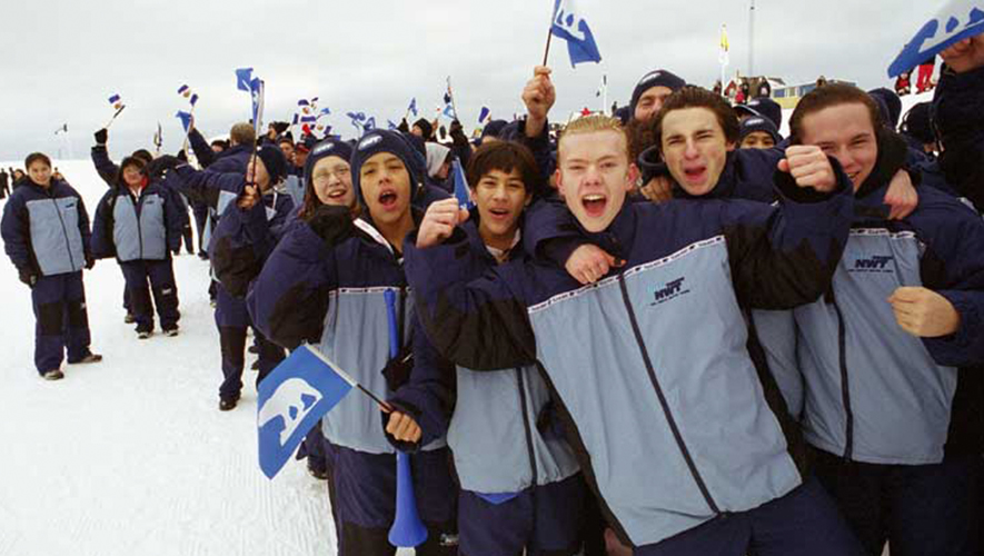 L’équipe des TNO aux Jeux d’hiver de l’Arctique en 2002.  &mdash; Photo : Archives du Comité international des Jeux d’hiver de l’Arctique