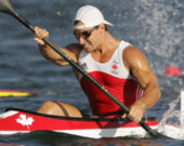 Adam Van Koeverden durant une compétition olympique de canoë-kayak.  &mdash; Photo : L’Encyclopédie canadienne