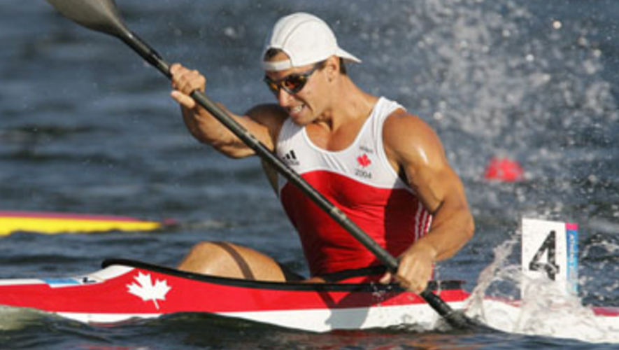 Adam Van Koeverden durant une compétition olympique de canoë-kayak.  &mdash; Photo : L’Encyclopédie canadienne