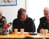 Le secrétaire parlementaire du ministre des Affaires du Nord et de l’Arctique et député du Yukon, le Dr Brendan Hanley, la ministre des Services communautaires, Cory Bellmore, et le président de Biathlon Yukon, Bill Curtis. &mdash; Photo : Gouvernement du Yukon