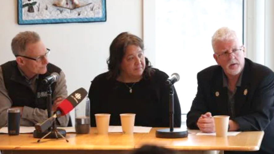 Le secrétaire parlementaire du ministre des Affaires du Nord et de l’Arctique et député du Yukon, le Dr Brendan Hanley, la ministre des Services communautaires, Cory Bellmore, et le président de Biathlon Yukon, Bill Curtis. &mdash; Photo : Gouvernement du Yukon