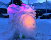 Sculpture monumentale de neige de Joshua Lesage lors du Glacier Nights Snow Festival en 2025. &mdash; Photo : Maya Chartier