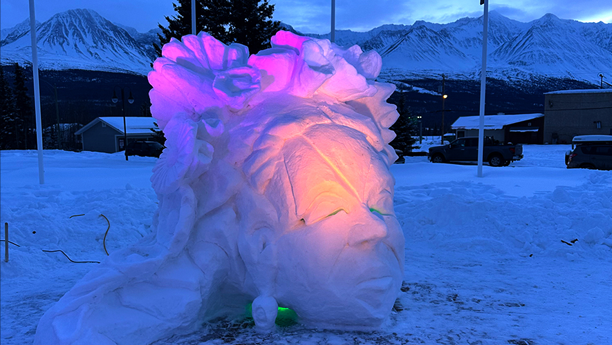 Sculpture monumentale de neige de Joshua Lesage lors du Glacier Nights Snow Festival en 2025. &mdash; Photo : Maya Chartier