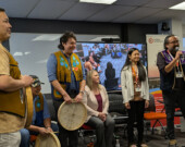 Le groupe Yellowknife Dene First Nation Drummers a ouvert le Forum avec un chant de tambour. &mdash; Photo : Souâad Larfi