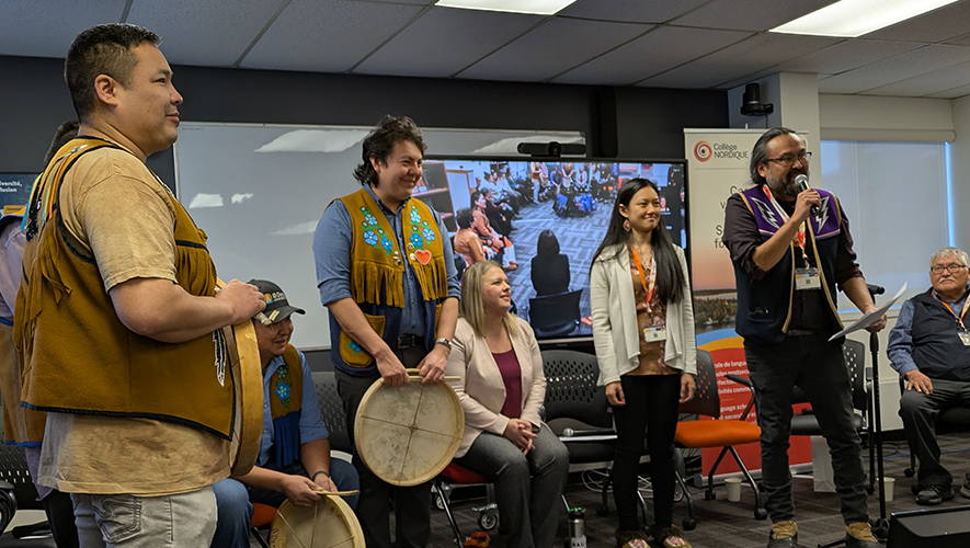 Le groupe Yellowknife Dene First Nation Drummers a ouvert le Forum avec un chant de tambour. &mdash; Photo : Souâad Larfi