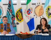 La grande cheffe du Conseil des Premières Nations du Yukon, Math’ieya Alatini, s’adresse aux participants tandis que l’honorable Currie Dixon, premier ministre du Yukon, l’écoute, lors de la première séance du Forum du Yukon en 2026 à la Maison du Potlatch Nàkwät’à Kù de la Première Nation des Kwanlin Dün. &mdash; Photo : Gouvernement du Yukon