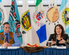 La grande cheffe du Conseil des Premières Nations du Yukon, Math’ieya Alatini, s’adresse aux participants tandis que l’honorable Currie Dixon, premier ministre du Yukon, l’écoute, lors de la première séance du Forum du Yukon en 2026 à la Maison du Potlatch Nàkwät’à Kù de la Première Nation des Kwanlin Dün. &mdash; Photo : Gouvernement du Yukon