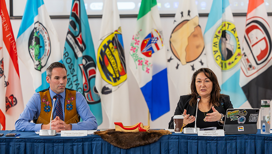 La grande cheffe du Conseil des Premières Nations du Yukon, Math’ieya Alatini, s’adresse aux participants tandis que l’honorable Currie Dixon, premier ministre du Yukon, l’écoute, lors de la première séance du Forum du Yukon en 2026 à la Maison du Potlatch Nàkwät’à Kù de la Première Nation des Kwanlin Dün. &mdash; Photo : Gouvernement du Yukon