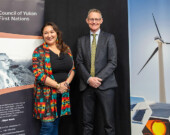 Math’ieya Alatini, grande cheffe du Conseil des Premières Nations du Yukon, et Brendan Hanley, député du Yukon, ont officiellement annoncé l’octroi d’un financement de plus de 350 000 $ sur deux ans au CPNY. &mdash; Photo : Nelly Guidici