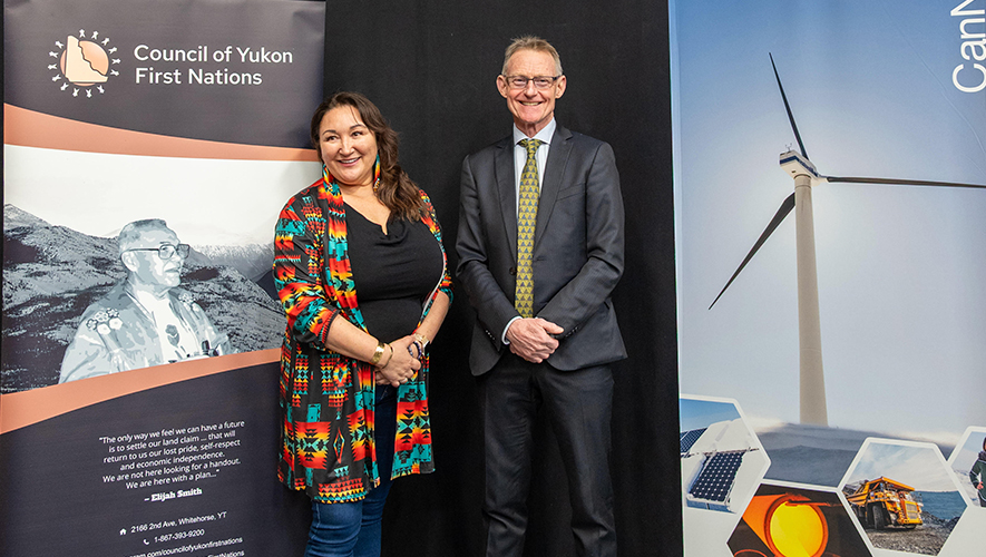Math’ieya Alatini, grande cheffe du Conseil des Premières Nations du Yukon, et Brendan Hanley, député du Yukon, ont officiellement annoncé l’octroi d’un financement de plus de 350 000 $ sur deux ans au CPNY. &mdash; Photo : Nelly Guidici