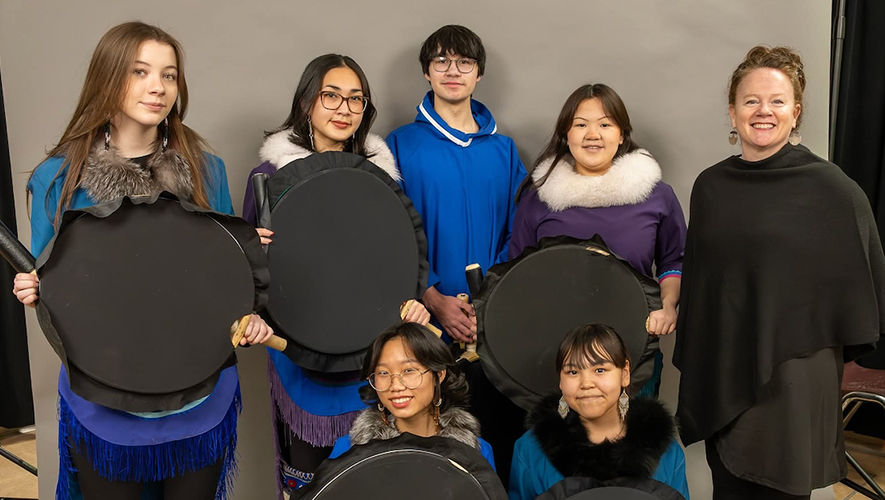 La délégation du Nunavut présentera des performances de danses du tambour et des chants à Whitehorse. &mdash; Photo : Fournie