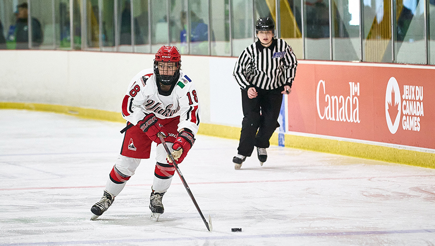 Le hockey féminin gagne en popularité et en visibilité au Canada et dans les communautés francophones.  &mdash; Photo : Stephen Anderson Lindsay