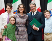 La famille était réunie le jour où Jean-Sébastien Blais a reçu la Médaille du couronnement du roi Charles III en avril 2025. De g. à dr. : William, Julie-Anne, Dorothy Williams, Jean-Sébastien Blais, et François-Xavier. &mdash; Photo : Archives A.B. 