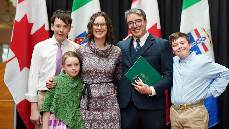 La famille était réunie le jour où Jean-Sébastien Blais a reçu la Médaille du couronnement du roi Charles III en avril 2025. De g. à dr. : William, Julie-Anne, Dorothy Williams, Jean-Sébastien Blais, et François-Xavier. &mdash; Photo : Archives A.B. 