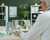 Plusieurs applications mobiles existent pour apprendre à gérer son stress et son anxiété en attendant de rencontrer un professionnel de santé.  &mdash; Photo : Vitaly Gariev – Unsplash