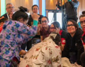 Le Nunavut affronte le Groenland aux jeux de mains.  &mdash; Photo : Nelly Guidici