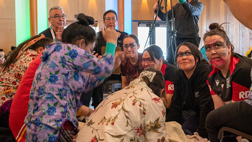 Le Nunavut affronte le Groenland aux jeux de mains.  &mdash; Photo : Nelly Guidici