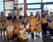 Le groupe Selkirk Spirit Dancers prend une photo avec la mascotte des Jeux d’hiver de l’Arctique. &mdash; Photo : Angélique Bernard