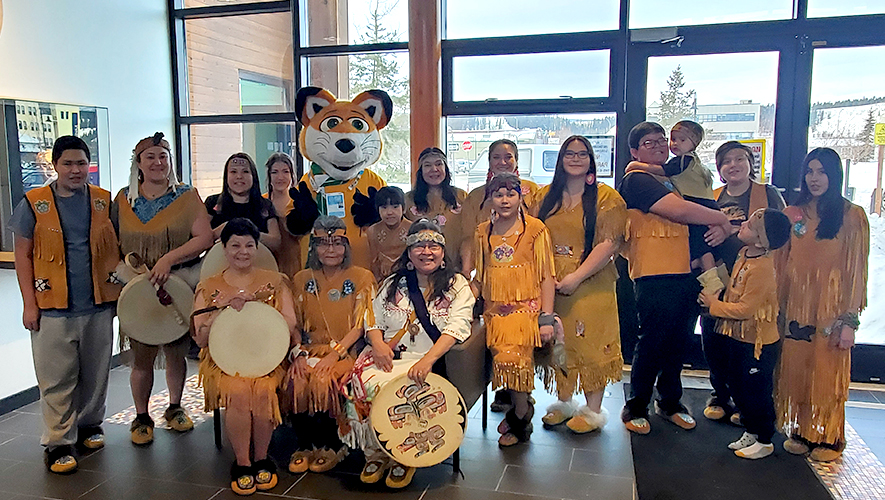 Le groupe Selkirk Spirit Dancers prend une photo avec la mascotte des Jeux d’hiver de l’Arctique. &mdash; Photo : Angélique Bernard