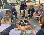 Des étudiantes et des étudiants du Collège Nordique en train de faire du bannock lors d’un cours de tłı̨chǫ yatıı̀ en pleine nature.  &mdash; Photo : Collège Nordique