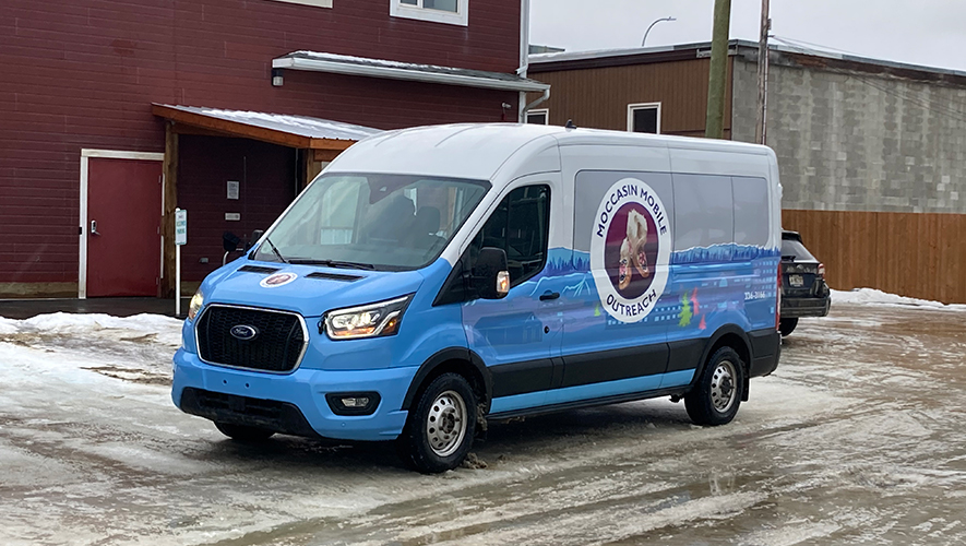 La fourgonnette de Moccassin Outreach parcourt les rues de Whitehorse pour aider les personnes dans le besoin. &mdash; Photo : Archives A.B.