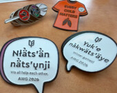Chaque jour, l’Université du Yukon offrait des épinglettes mentionnant des phrases en tuchtone du Sud. On peut lire ici Jeux d’hiver (à gauche) et Nous nous entraidons.

 &mdash; Photo : Maryne Dumaine