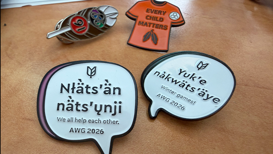 Chaque jour, l’Université du Yukon offrait des épinglettes mentionnant des phrases en tuchtone du Sud. On peut lire ici Jeux d’hiver (à gauche) et Nous nous entraidons.

 &mdash; Photo : Maryne Dumaine
