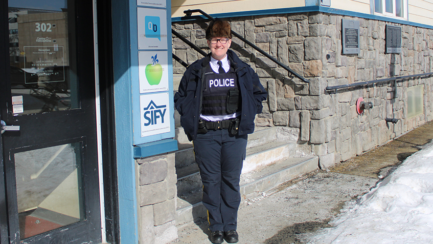 Marie-Eve MacKenzie-Plante, nouvelle commandante du détachement de Whitehorse au sein de la Gendarmerie royale du Canada, a hâte de tisser des liens avec la communauté franco-yukonnaise.  &mdash; Photo : Angélique Bernard