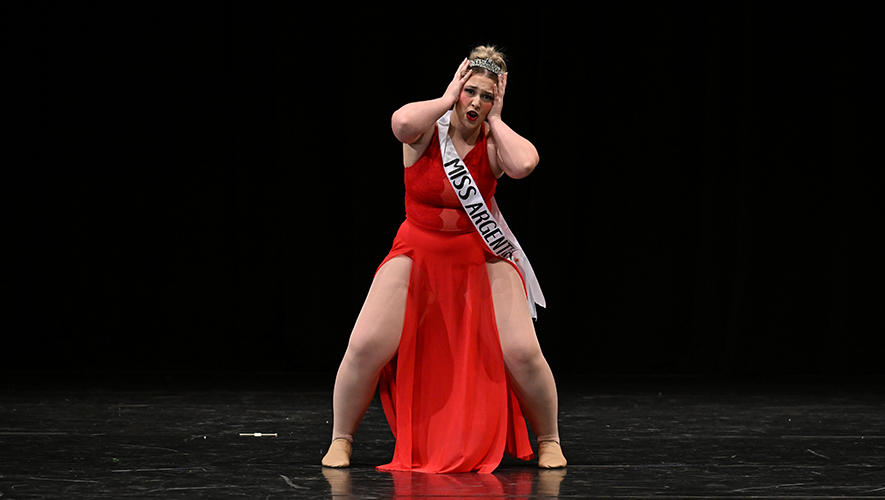 Janelle Boucher lors de son solo théâtral, intitulé Miss Argentina. &mdash; Photo : Prince George Dance Festival