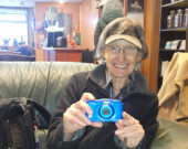 ioleda, au café, toujours accompagnée de son appareil photo. &mdash; Photo : Kahina Chouiter