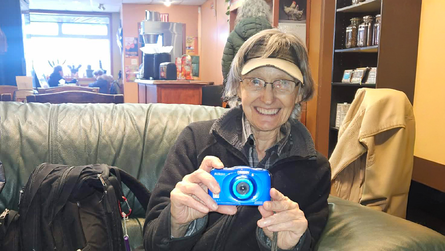 ioleda, au café, toujours accompagnée de son appareil photo. &mdash; Photo : Kahina Chouiter