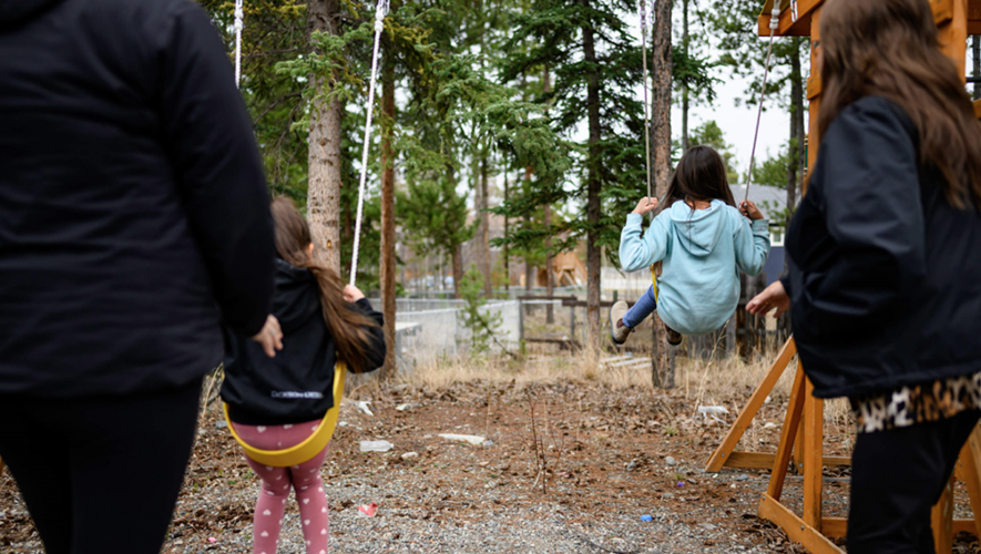 Selon le Conseil des Premières Nations du Yukon (CYFN), le système actuel ne protège pas les enfants et les familles des Premières Nations, et leur cause du tort.  &mdash; Photo : Alistair Maitland/cyfn.ca