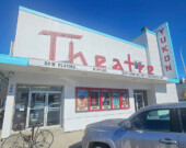 Le Yukon Theatre, cinéma emblématique de Whitehorse. &mdash; Photo : Kahina Chouiter 