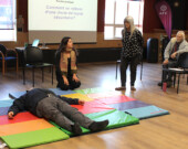 Patricia Brennan, debout, a participé à l’atelier sur la prévention des chutes et a appris des techniques sur les façons de se relever d’une chute de façon sécuritaire.   &mdash; Photo : Angélique Bernard