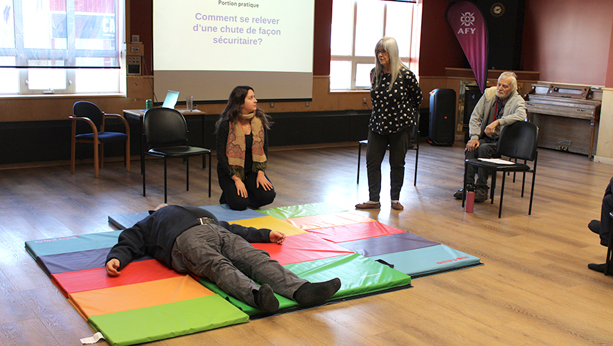Patricia Brennan, debout, a participé à l’atelier sur la prévention des chutes et a appris des techniques sur les façons de se relever d’une chute de façon sécuritaire.   &mdash; Photo : Angélique Bernard