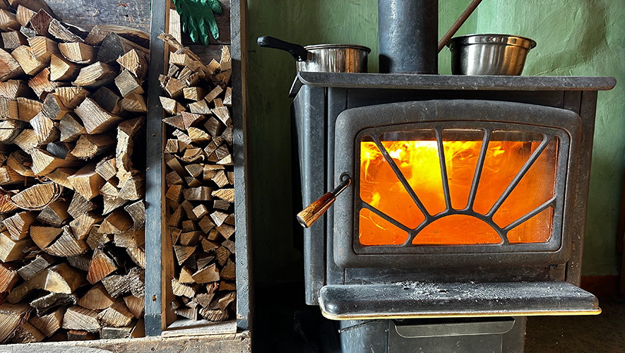 L’installation d’un poêle à bois comme source de chauffage secondaire pourrait être admissible pour une remise financière.  &mdash; Photo : Maryne Dumaine