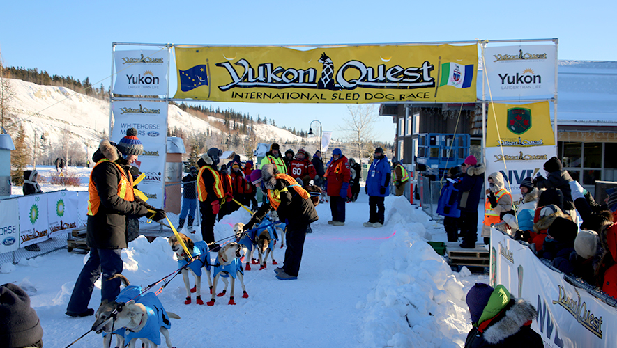 Départ cérémonial de la Yukon Quest à Whitehorse en 2025. Le vrai départ a eu lieu à Teslin, en raison de sécurité sur la glace. &mdash; Photo : Archives A.B.